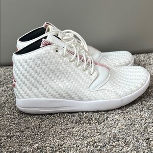 Air Jordan. Like new. Mens size 9, women’s size 10.5.